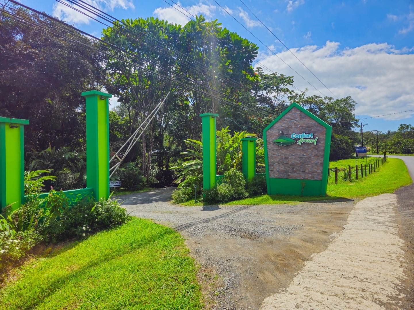 Entrance of Hotel Confort Arenal