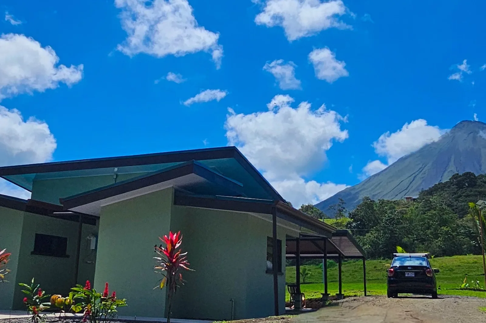Superior Confort cabins with private parking and Arenal Volcano view