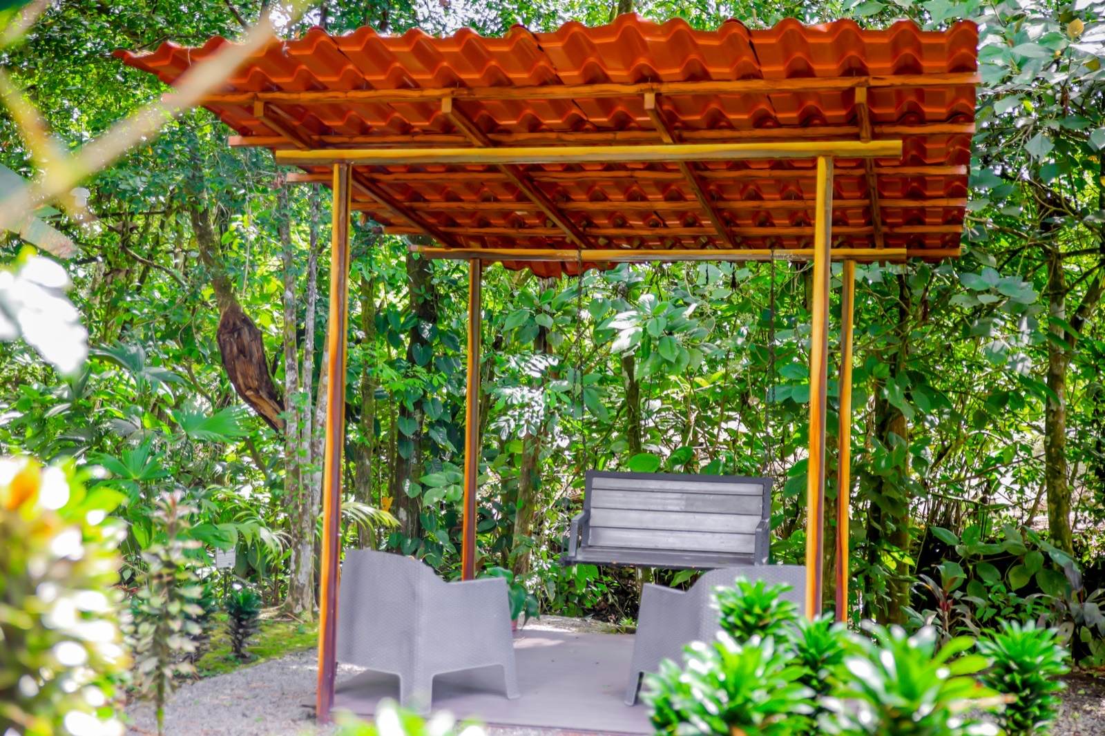 Garden rancho seating area at Hotel Confort Arenal