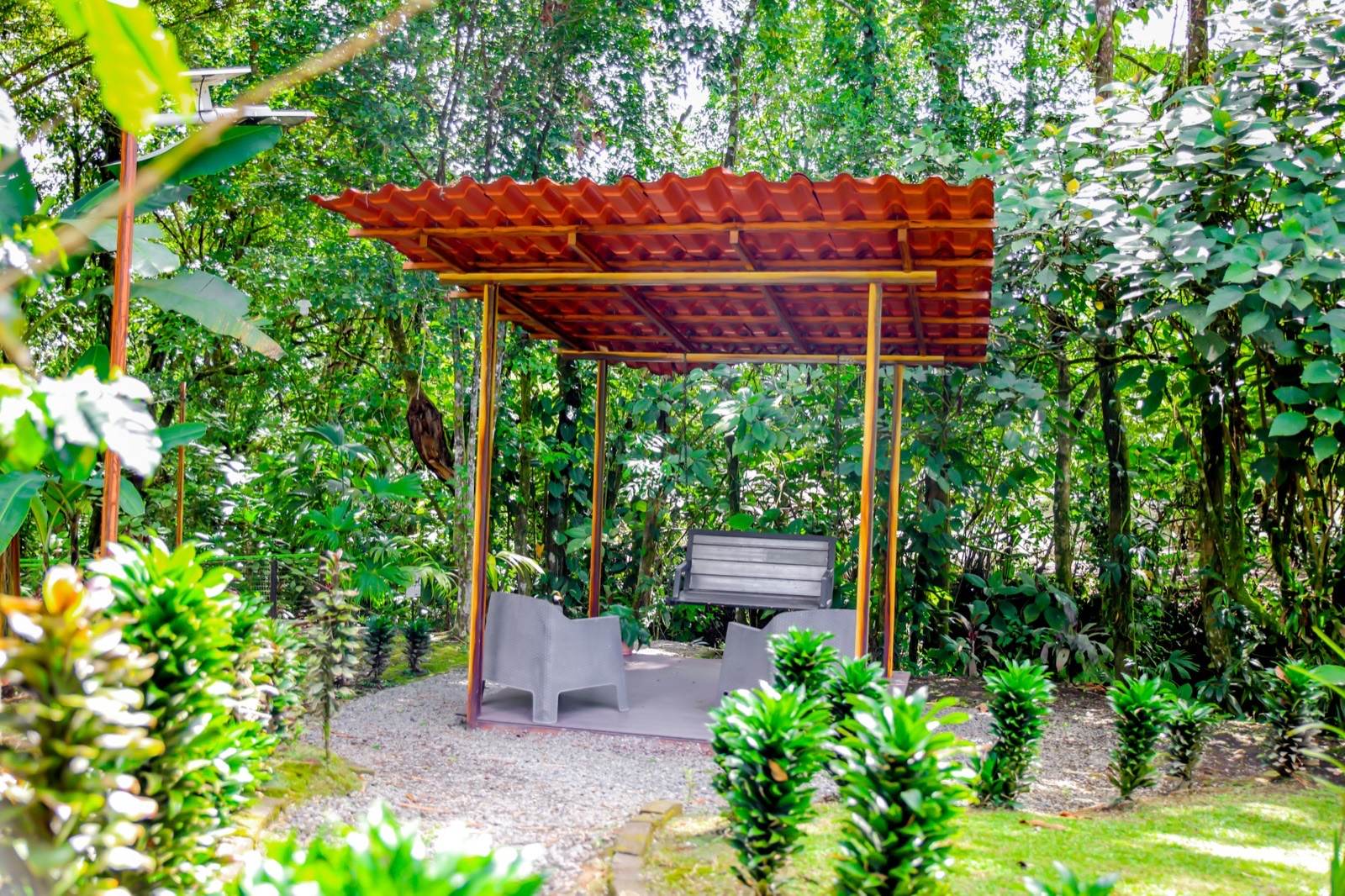 Garden rest area at Hotel Confort Arenal