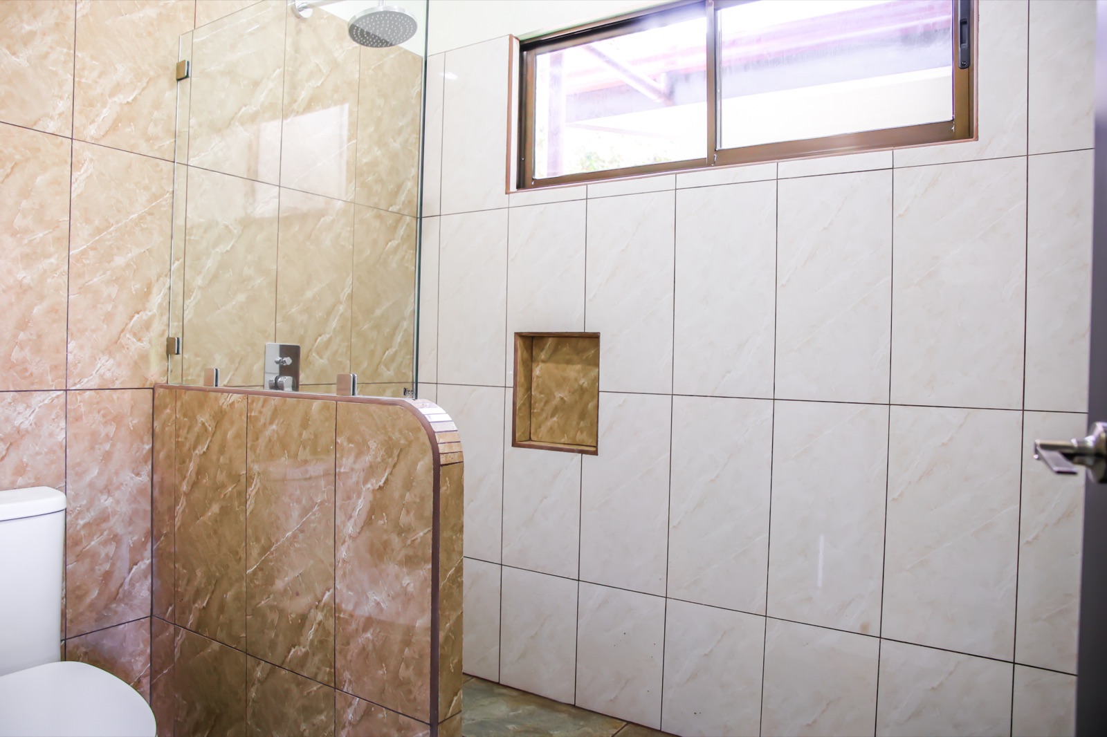 Shower in the Superior Confort Room bathroom